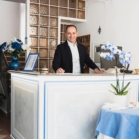 Ξενοδοχείο Cheri 2*